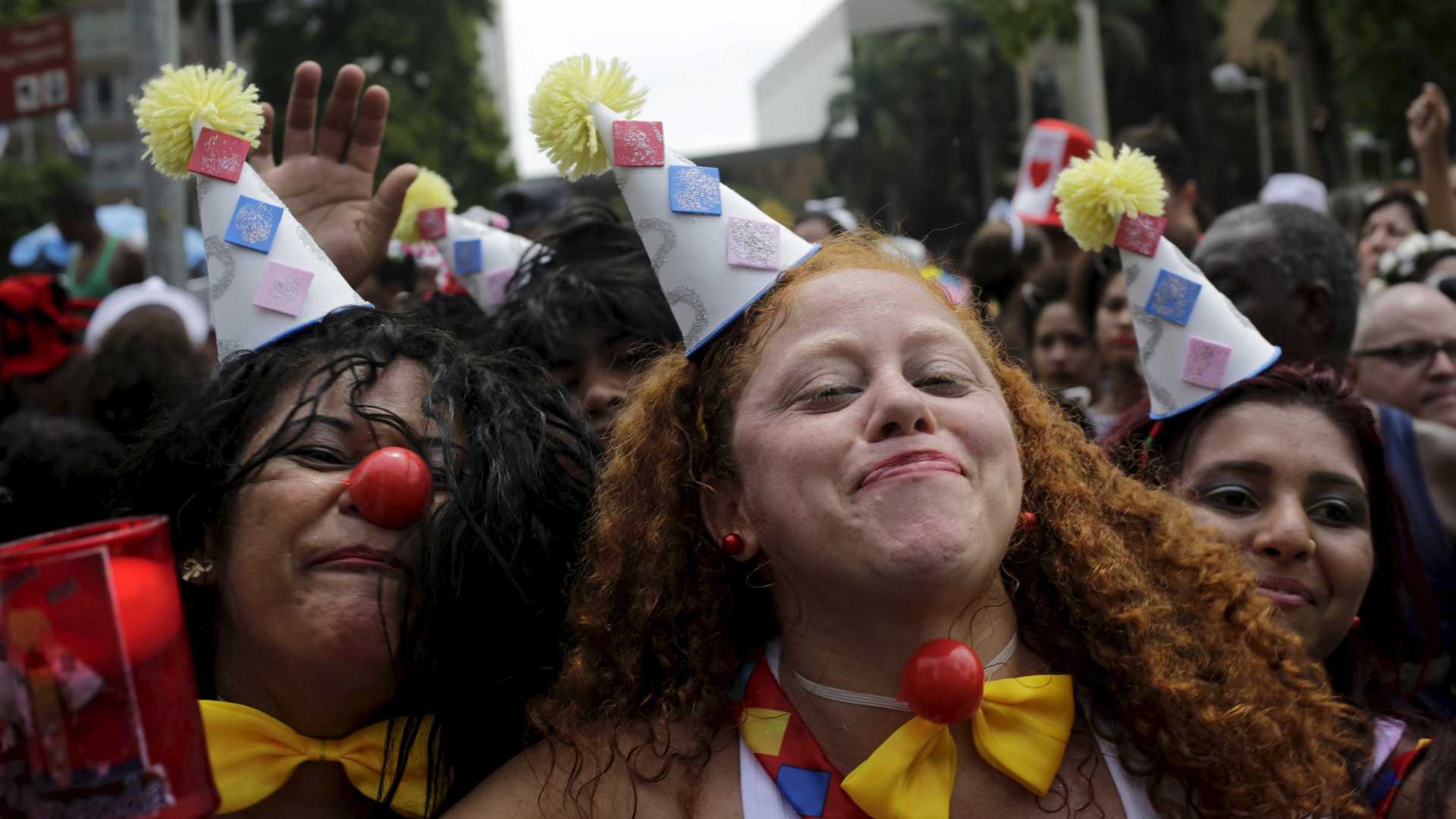 Multidão curte o Cordão da Bola Preta no Rio