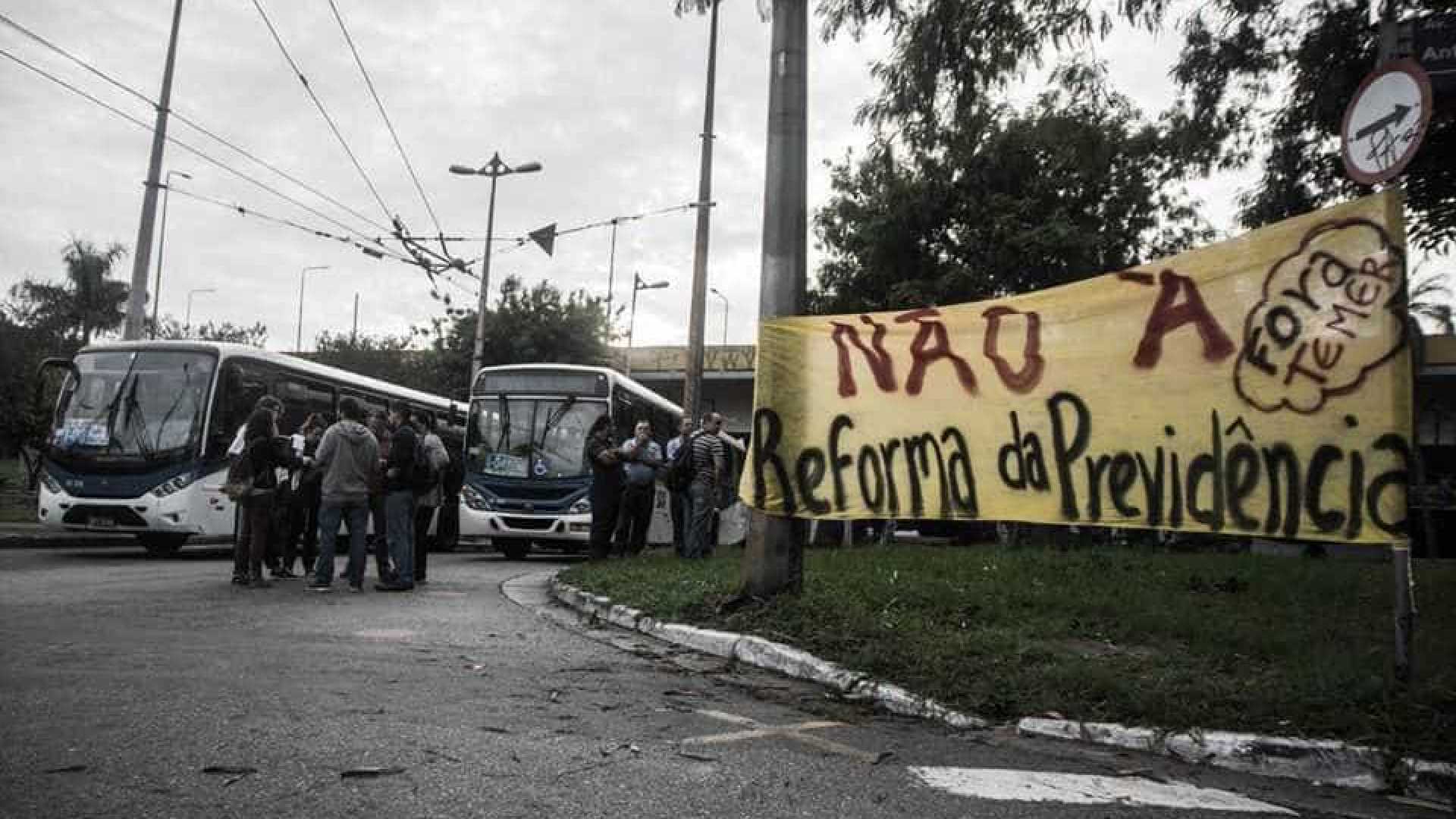 Protesto contra reforma bloqueia trecho da Dutra e paralisa transportes