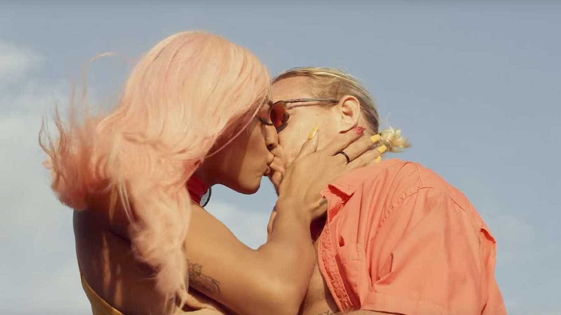 ‘Então Vai’: Pabllo Vittar beija Diplo em novo clipe