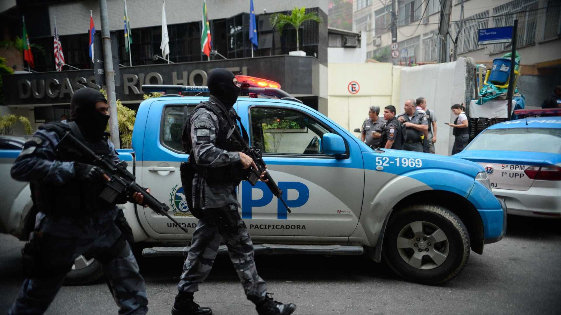 Polícia do Rio proíbe armas fora de serviço