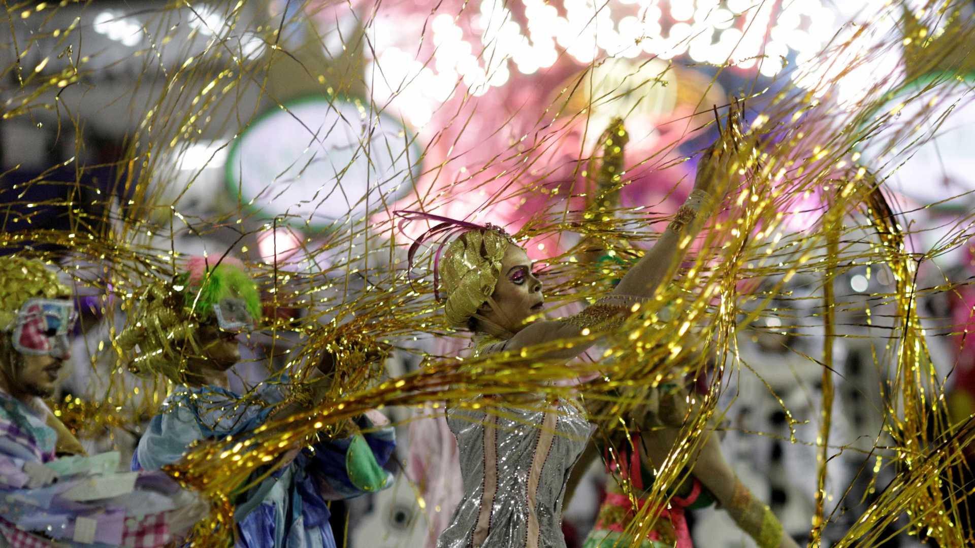 Com desfile alegre e combativo, Mangueira desponta como favorita