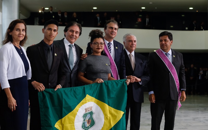 Governador Camilo Santana é agraciado com a maior comenda da Educação brasileira