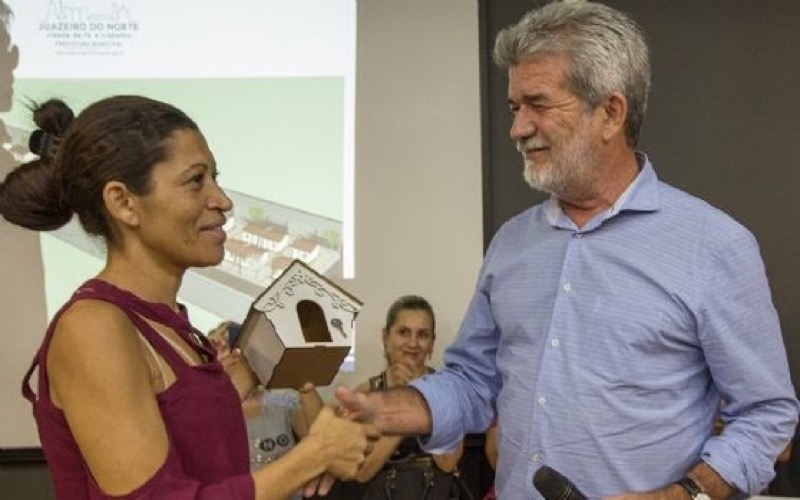 Sonho moradia: Prefeito Arnon Bezerra entrega chaves de 50 casas a moradores de áreas de risco