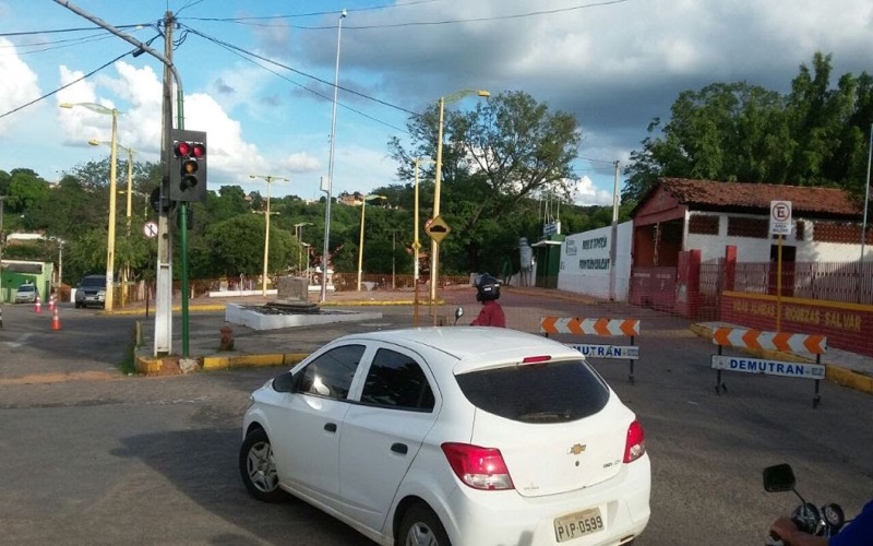 Avenida Maildes de Siqueira, em frente ao Parque de Exposição, sofre interdição