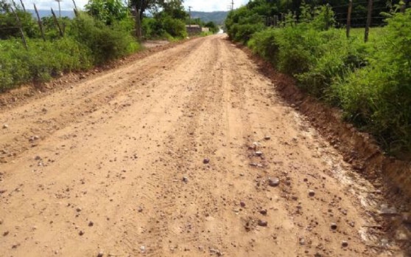 Juazeiro do Norte/CE Prefeitura, através da Seagri, recupera estradas dos sítios Barro Branco e Umari