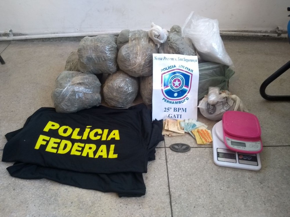 Casal é preso no Grande Recife com drogas e camisas que simulavam uniformes da PF