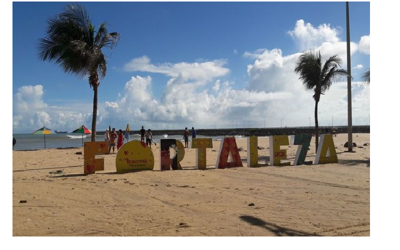 Praia de Iracema amanhece com cenário de destruição após ressaca do mar