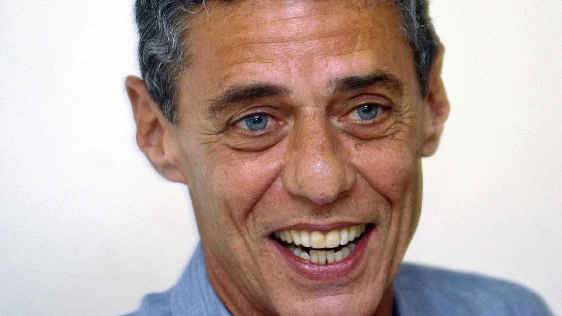 Sem surpresas, Chico Buarque cutuca a memória afetiva de seu público