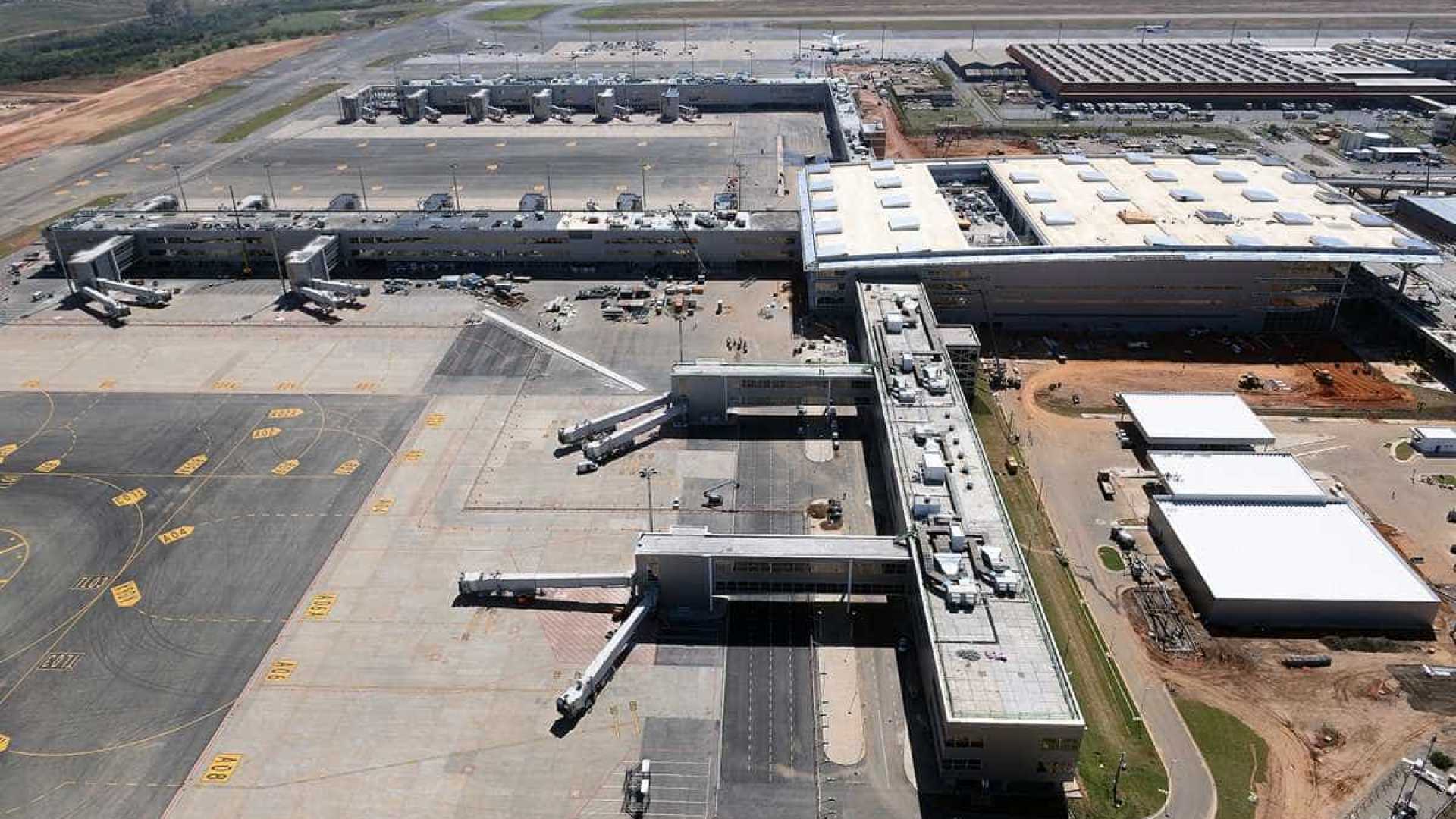 Grupo invade pista e rouba carga no aeroporto de Viracopos, em SP