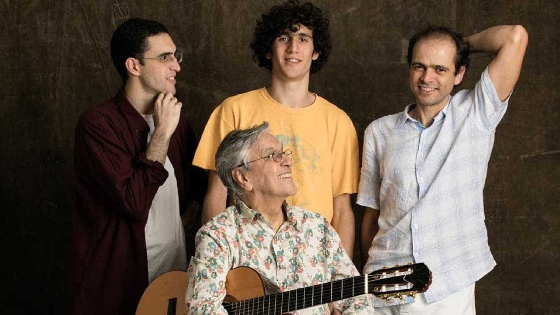 Caetano e filhos regravam música de Gilberto Gil em novo disco; ouça