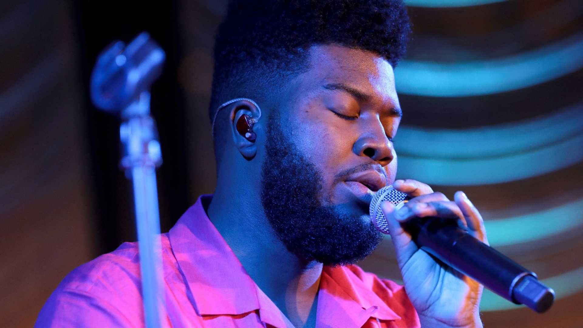 Revelação do R&B, Khalid faz multidão voltar aos tempos de colégio