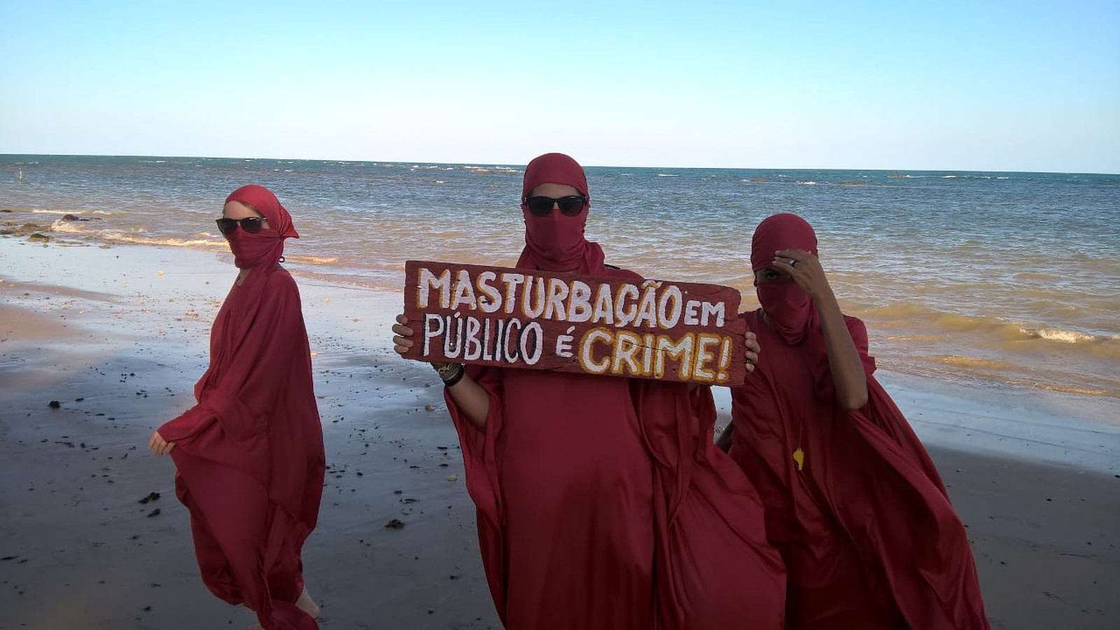 Coletivo de mulheres coloca placas contra o assédio e abuso sexual em praias do Litoral Norte de Maceió