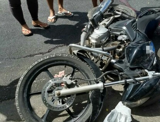 Acidente entre três motos e carro deixa um motoqueiro morto e dois feridos na Zona da Mata de PE