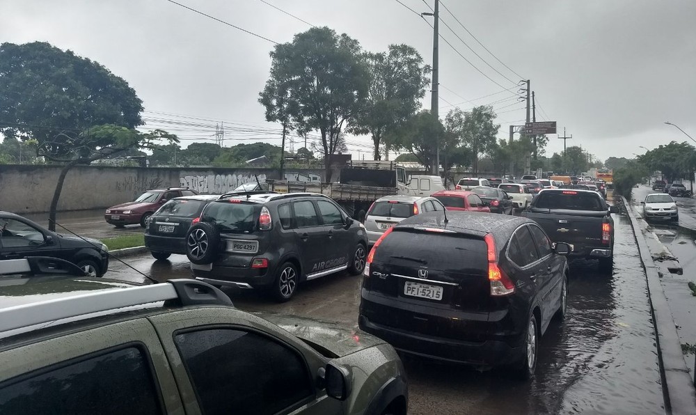 Estradas do Grande Recife têm lentidão na saída para o feriado da Semana Santa