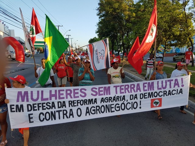 Integrantes de movimentos marcham pela Fernandes Lima até o centro de Maceió