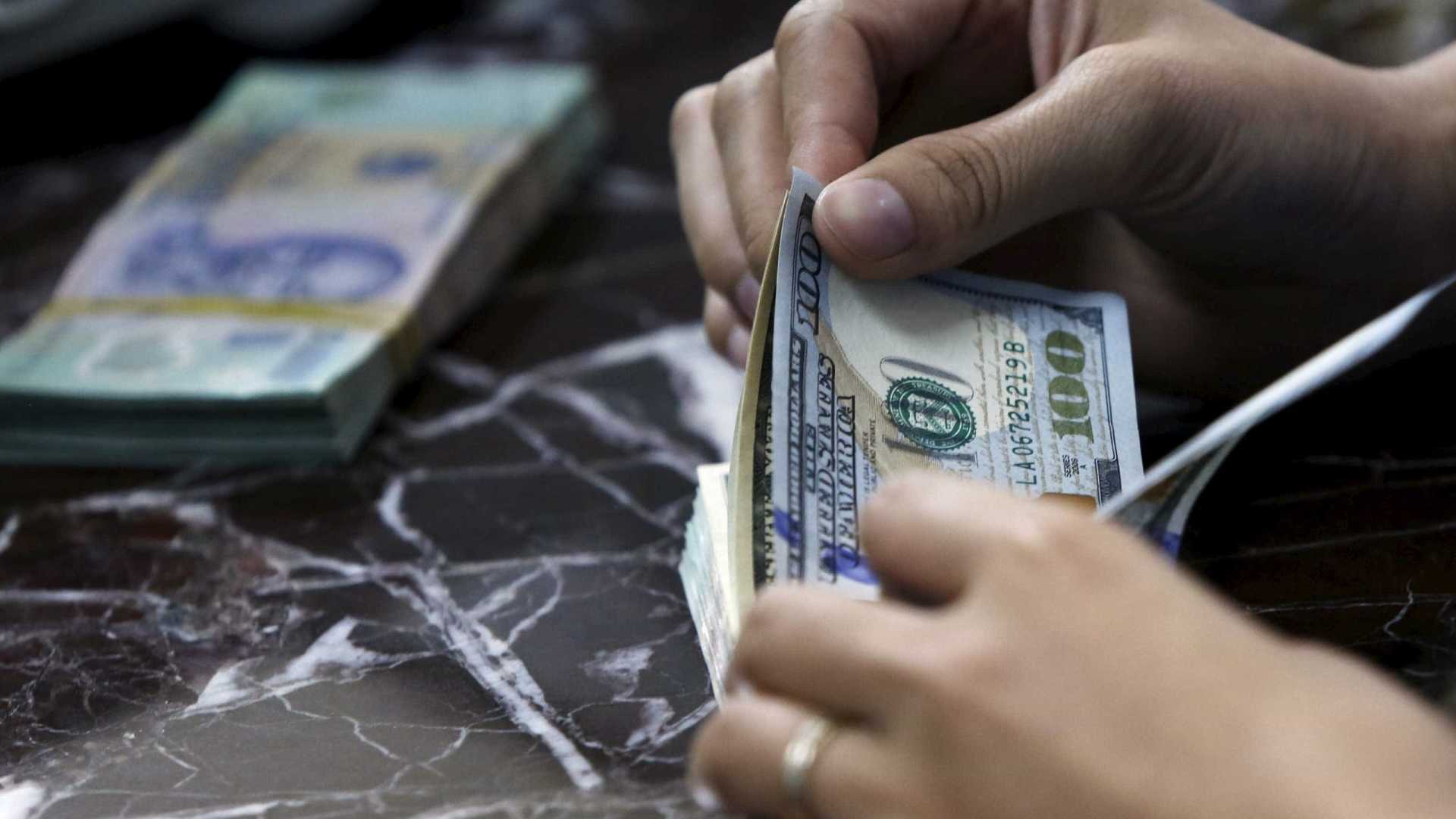 Dólar fecha em alta acima de R$ 3,40 pela primeira vez desde 2016