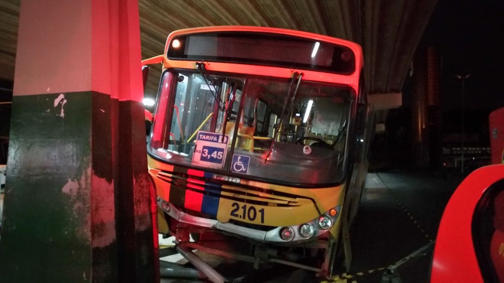 Mulheres são atropeladas por ônibus dentro de terminal no Grande Recife