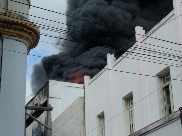 Incêndio atinge loja de tecido no centro da cidade de Juazeiro; estabelecimentos vizinhos também são atingidos