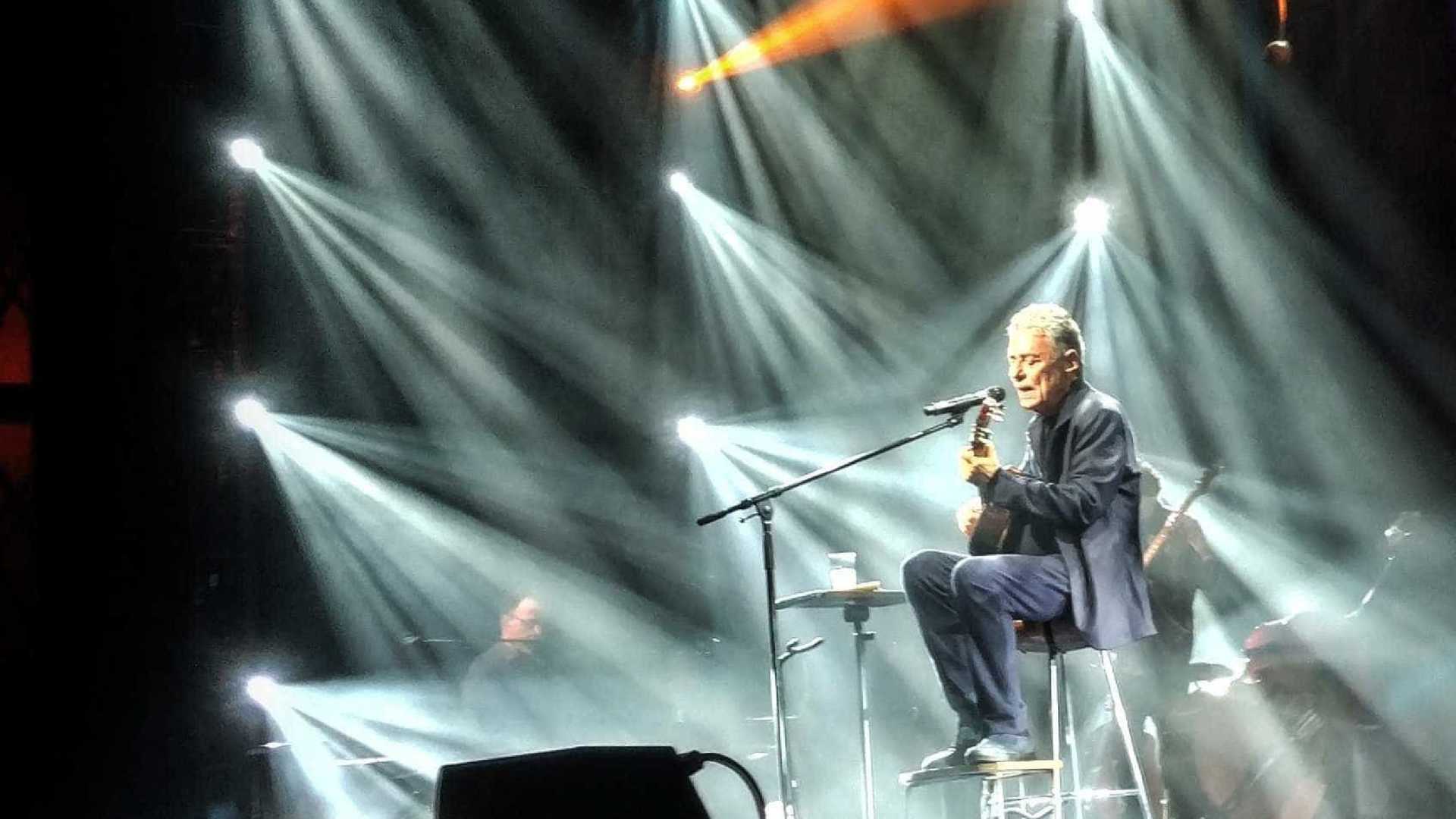 Chico Buarque critica Rede Globo durante show em São Paulo