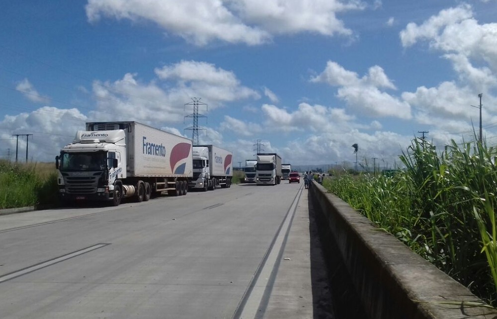 Parte dos caminhoneiros deixa a BR-101, mas mobilização continua nas rodovias em Alagoas