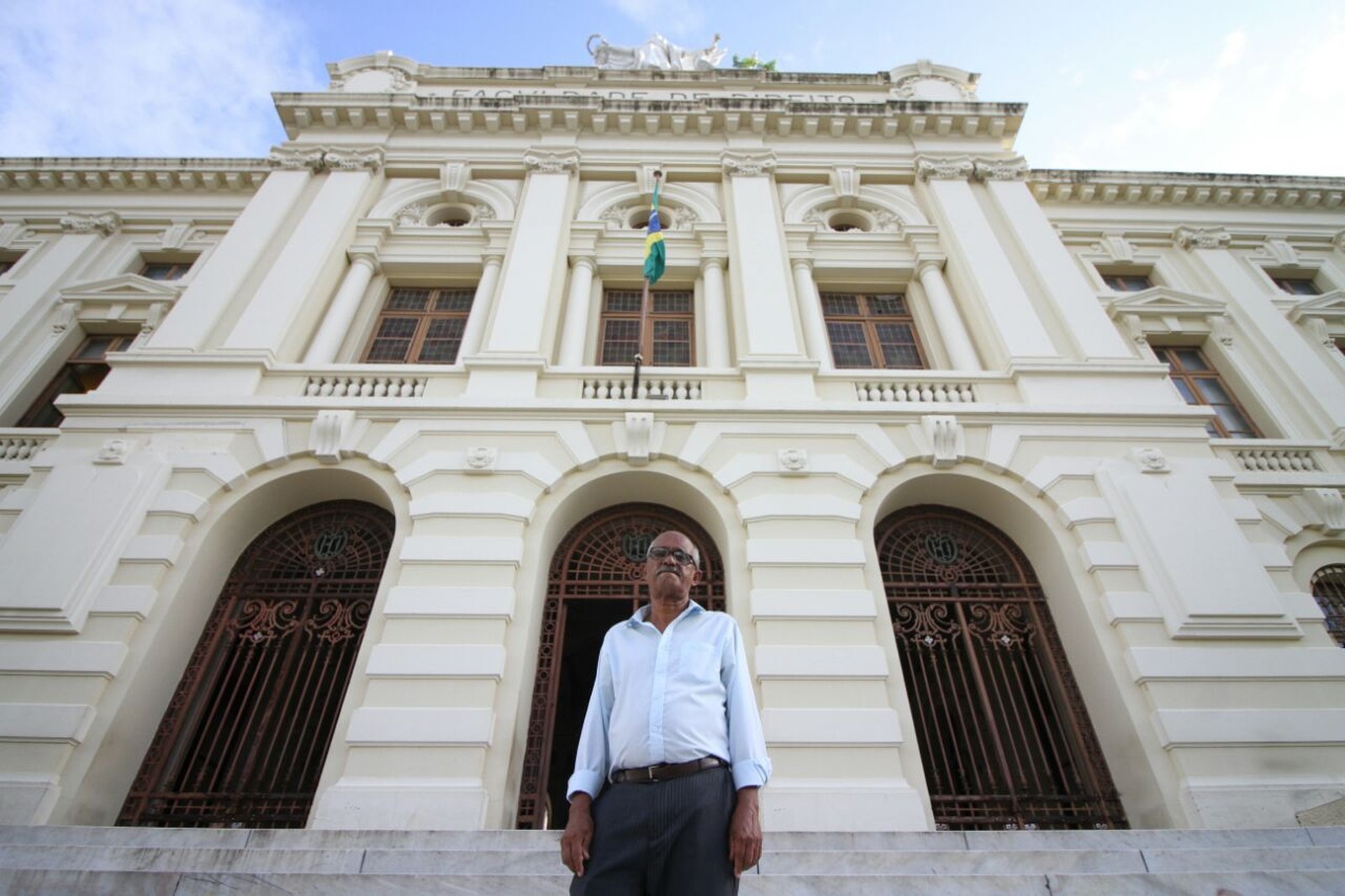 Servidor mais antigo da UFPE acumula 52 anos de trabalho na universidade: ‘Não nego ajuda a quem precisar’