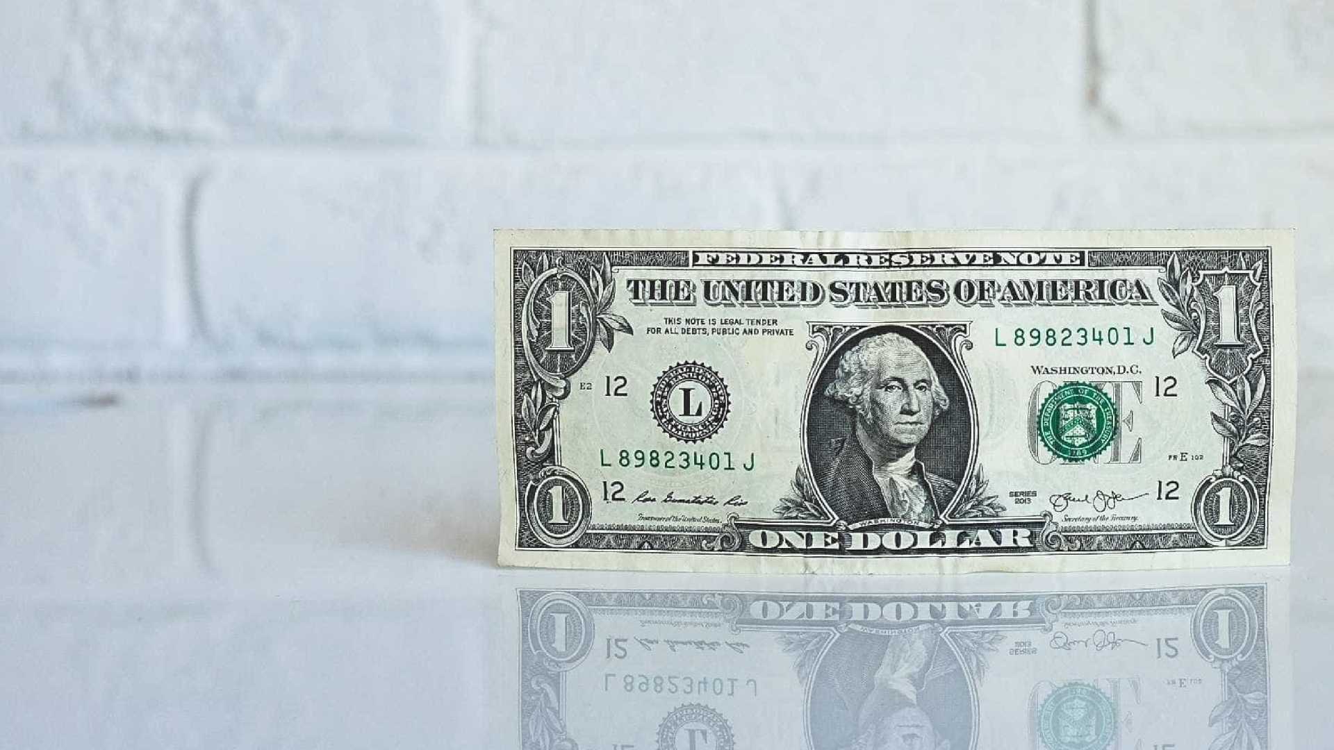 Dólar sobe 1,8% em semana turbulenta e fecha a R$ 3,52; Bolsa cai 3,85%