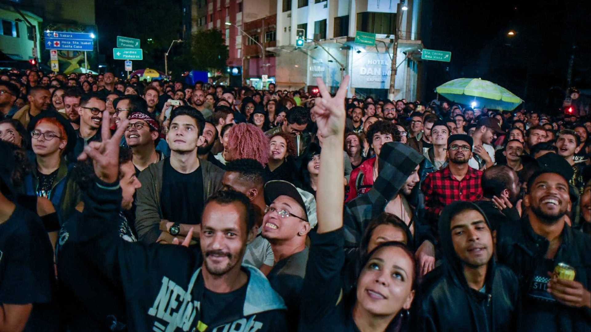 Leo Jaime critica governo e situação econômica em show lotado em SP