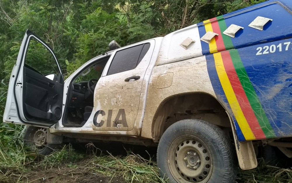 Perseguição com troca de tiros termina com viatura da PM e carro tombados em ribanceira