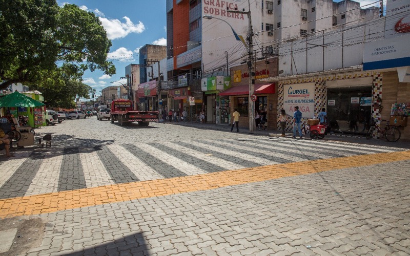 Piso cede na Rua São Pedro em Juazeiro do Norte-CE e Prefeitura