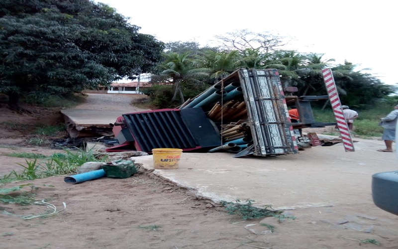 Caminhão tomba após passagem molhada não resistir ao peso do veículo e ceder na cidade de Caririaçu-CE