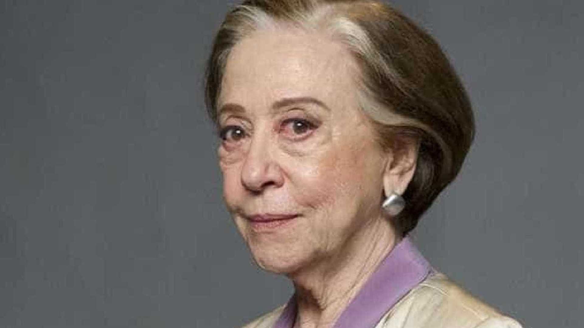 Fernanda Montenegro é aplaudida ao ler crônica política de Hilda Hilst