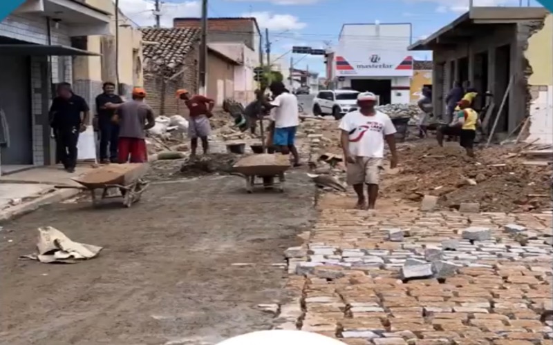 Afonso Sampaio vistoria obras que estão sendo feitas em Nova Olinda-CE