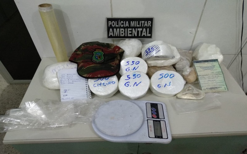 Policiamento Ambiental apreende mais de 6 kg de cocaína por baixo de cerâmica de residência em Juazeiro do Norte-CE