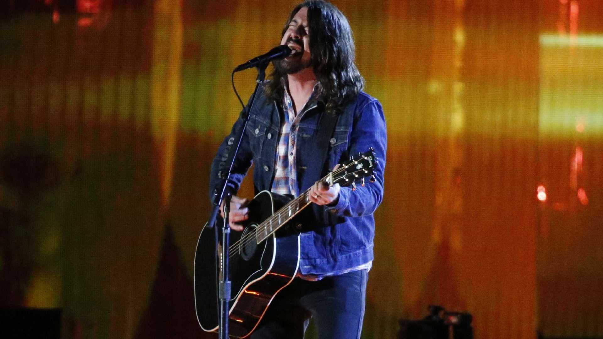 Dave Grohl perde a voz e brinca: ‘Última vez que dou amassos em Bono’