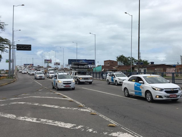 Taxistas fazem ato para cobrar limitação do número de veículos que usam aplicativos de celular no Recife