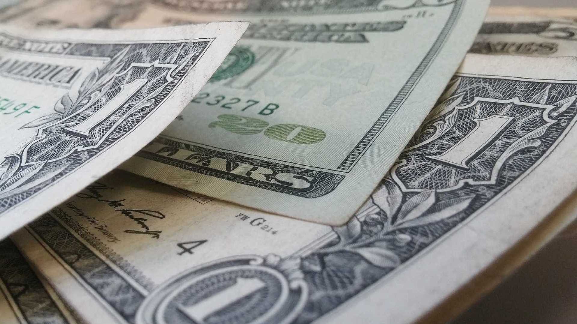 Bolsa fecha estável e dólar cai à espera de pesquisa eleitoral