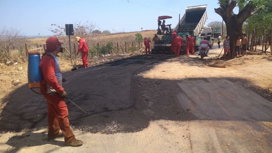 Prefeitura realiza pavimentação asfáltica no distrito Quincuncá