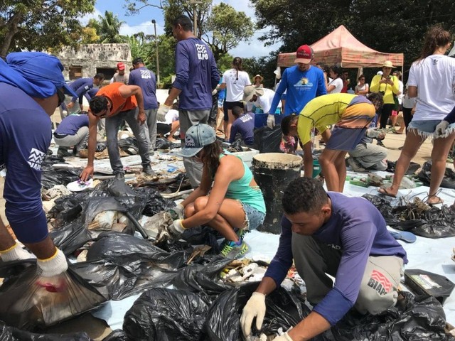 Moradores de Fernando de Noronha fazem mutirão de limpeza