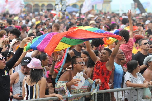 Parada da Diversidade reúne atrações musicais e atrai grande público na orla da Zona Sul do Recife