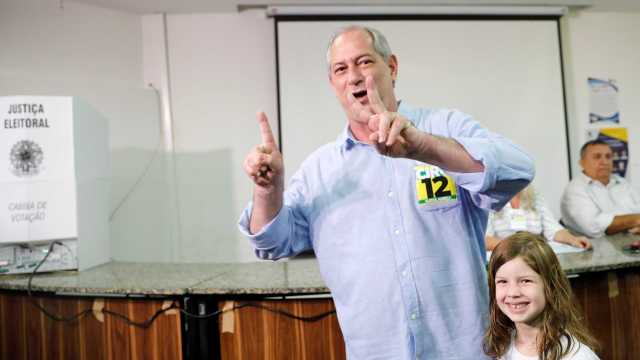 Ciro Gomes, presidenciável do PDT, vota em um colégio de Fortaleza