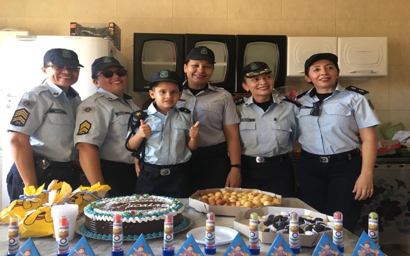 Policias Militares do Ceará realizam sonho de garotinho no dia do seu aniversário