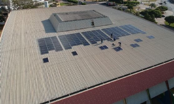 Iniciada a instalação de placas de energia solar no Ginásio Poliesportivo