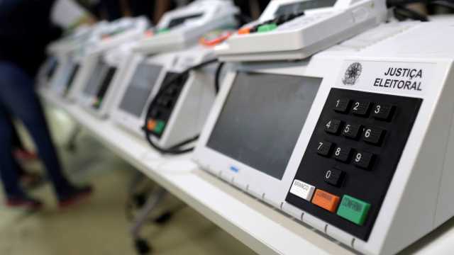 Urna eletrônica chega à 12ª eleição no país sob ataque inédito