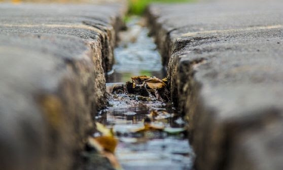 Setor de fiscalização da Seinfra volta a notificar moradores que lançam esgotos nas vias públicas em Juazeiro do Norte