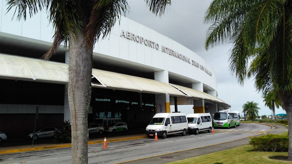 Suspeitas de furtar bolsa no aeroporto do RJ são presas ao desembarcar em Maceió