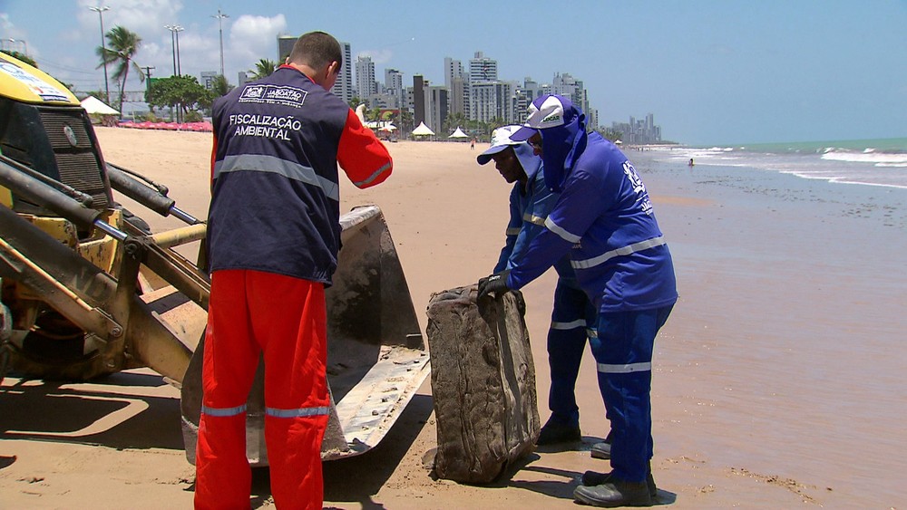 Pacotes sem identificação aparecem em praias e são recolhidos para análise no Grande Recife