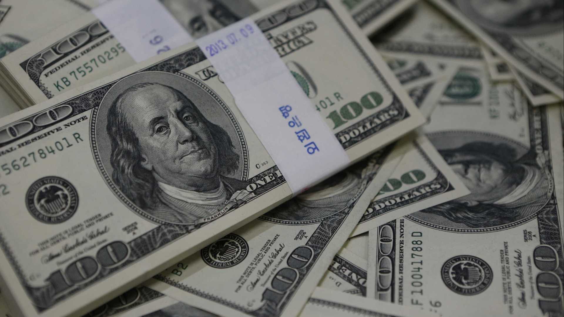 Após eleição, dólar fecha com menor patamar em dois meses