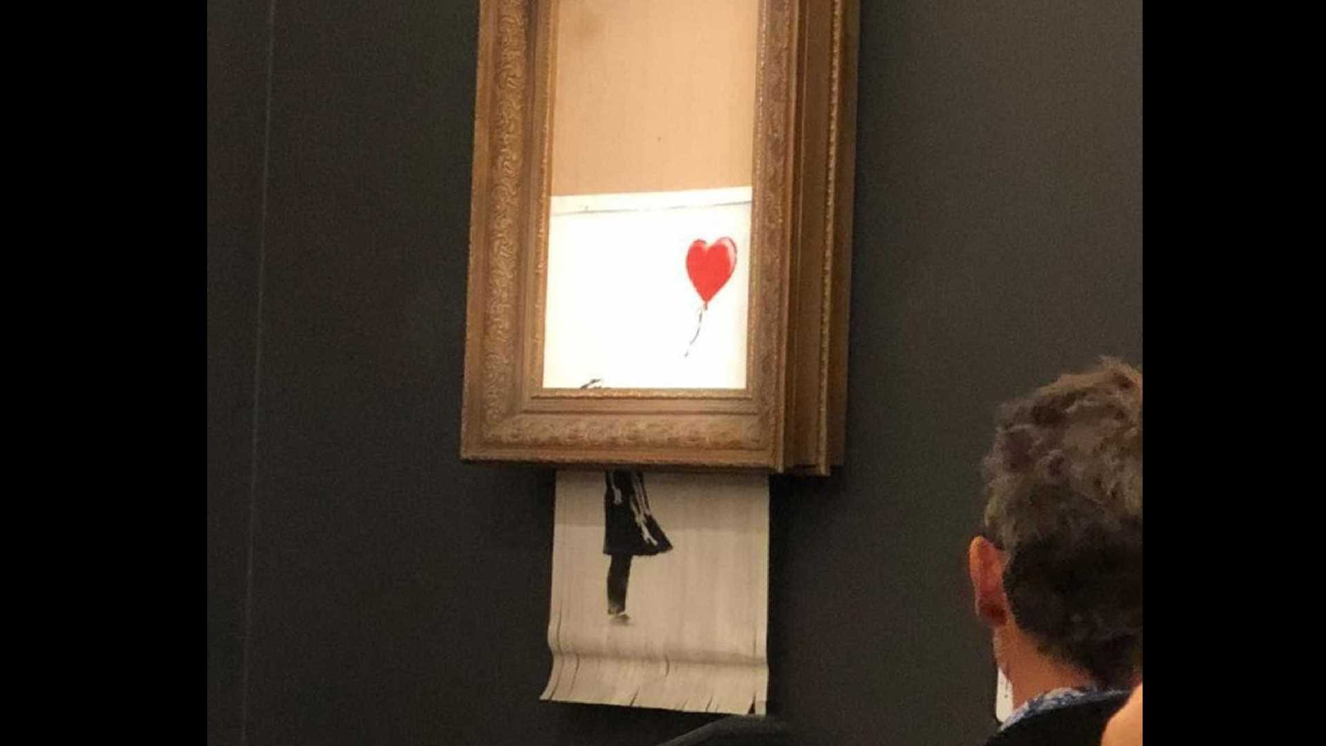 Banksy planejava picotar o quadro todo, mas só cortou metade