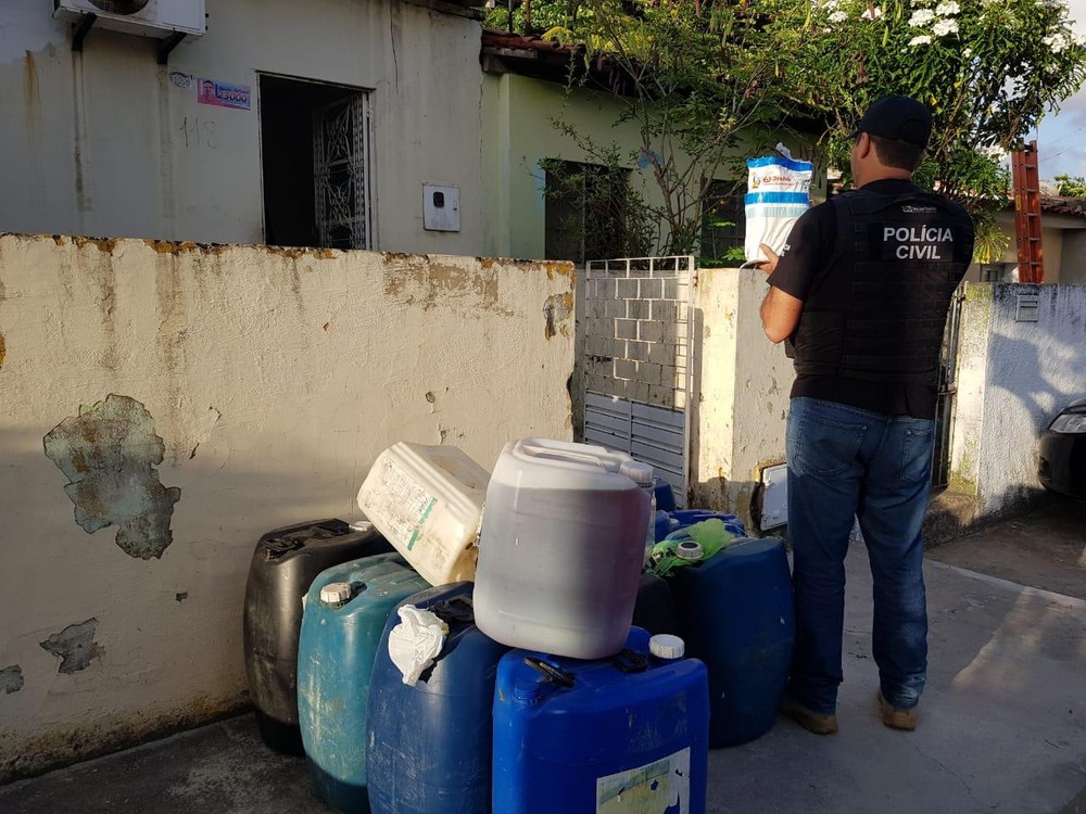 Polícia descobre depósito clandestino de combustíveis em MaceióPolícia descobre depósito clandestino de combustíveis em Maceió