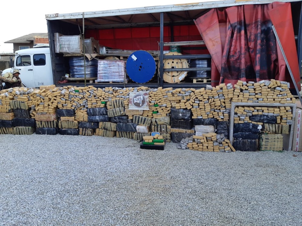 Mais de duas toneladas de maconha são apreendidas em caminhão e carro de luxo na Bahia; dois são presos